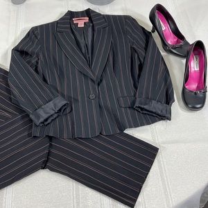2 piece pantsuit from Bandolino blazer size 8 pants size 6